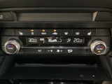 温度の設定のみで快適な風量やモードなどを自動調整してくれるフルオートエアコンを装備!運転席側、助手席側で左右独立して温度調節も可能です!