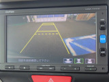 ★バックモニター搭載★ バック時目視しにくいクルマの周囲をカメラで映し出し、安全・安心駐車をサポート♪バックの苦手な方も後ろがハッキリ見えるので安心です☆