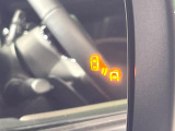 【ブラインドスポットモニター】走行中、ドアミラーの死角になりやすい箇所に後続車が接近するとサイドミラー付近に警告を表示、ドライバーに注意喚起をしてくれます。