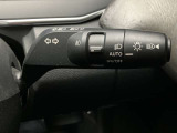 車外の明るさに応じでライトを点灯、消灯してくれるオートライト機能です☆お天気の良い昼間のトンネル走行などオートにしてると便利で安心です☆エンジン停止時にライトの消し忘れも無くなります☆