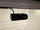 後方にもドライブレコーダーのカメラが付いています。前後両方でお車の周りを監視・記録いたします。