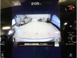 後方の映像を車内の11.6インチディスプレイに表示。 ステアリング操作に連動して動くガイドラインが、駐車や車庫入れをよりスムーズにサポート。狭いスペースでも安心して操作できる頼れる機能です。