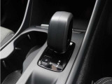 チャコールカラーのシフトノブ。スウェーデンならではのモダンな感覚にあふれるラグジュアリー感。そのスタイリッシュなエクステリアには、都市のライフスタイルに自然に溶け込むセンスが息づいています。