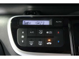 インパネシフトだから視線の移動も少なく足元もスッキリ♪運転席もゆったりしているのでゆとりを持ってドライブできますね!