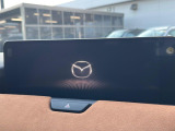 【12.3インチマツダコネクト】車内の雰囲気にマッチした大型ディスプレイ。スマホ接続でのナビ使用やBluetooth再生等、様々な機能が楽しめます。直感的なダイヤル操作が可能で、使い勝手も良好です。