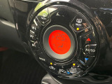 【オートエアコン】一度お好みの温度に設定すれば、車内の温度を検知し風量や温度を自動で調整。暑い&hellip;寒い&hellip;と何度もスイッチ操作をする必要はありません。快適な車内空間には必須の機能ですね♪