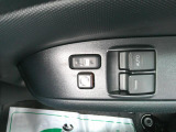 パワーウィンドウは運転席のスイッチのみオート機能も装備されております。ウィンドウロックも装備されています。