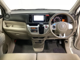 車内は光触媒抗菌消臭施工済です。インパネ周りはスタイリッシュなデザインです。グローブボックスやカップホルダーのほかにトレーなどたくさんの収納スペースが付いています。