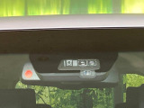 【三菱e-Assist】走行中に前方の車両等を認識し、衝突しそうな時は警報とブレーキで衝突回避と被害軽減をアシスト。より安全にドライブをお楽しみいただけます。