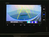 バックでの車庫入れも安心です!リアカメラが付いているバックモニター付のナビを装備しております。操作線もついており距離感も画面から確認できます。