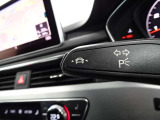 居眠り運転やわき見運転など、万が一車両が道路白線をはみだしそうになると、車がハンドルを自動修正してくれるアウディレーンアシストが装備されております。