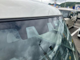 2つのカメラで前方の車両や歩行者を検知し、衝突のおそれがあると判断すると、ブザー音やメーター内の表示で警告。衝突の可能性が高まると、自動でブレーキをかけ、衝突の回避または衝突時の被害軽減を図ります。