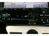 オートエアコンを装備。好きな温度で設定をすれば、自動で車内を快適な温度にできます。