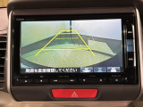 リバースギアに入れるだけで後方の表示へ切り替わります。夜間や雨の日の駐車も楽になりますよ。