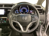 ハンドルにHondaセンシング系のクルーズコントロールやレーンキープアシストなどのスイッチと、オーディオの操作スイッチが装備されています。ハンドルから手を離さず安全に操作できます。