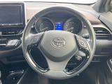 インテリアに合わせたデザインのステアリングは、運転される方のことも考え、運転しやすい形状、大きさです。是非一度、実際に触ってお確かめください。