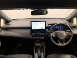 シンプルながら機能性あふれる運転席廻りです。視界性もよく、運転しやすいですよ。