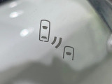 【ブラインドスポットモニター】走行中、ドアミラーの死角になりやすい箇所に後続車が接近するとサイドミラーのレンズに警告を表示!ドライバーに注意喚起をしてくれます。