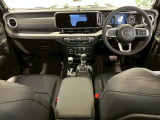 かつての名車、CJのオマージュをした直線基調のデザインです。直感的に操作できるスイッチ類となっております。