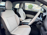 FIATのモノグラムがステッチされたレザーシート。