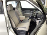 フロント広々、ベンチシートの運転席は、ハイトアジャスターが付いているので、快適にドライブができます。ハンドルはチルトステアリングで、ハンドル位置を上下に調節できます。