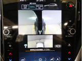 左右のサイドカメラ映像を同時に表示し、車両周囲の死角をしっかりカバー。狭い道や駐車時の接触リスクを減らし、安心して操作できる視界を確保します。