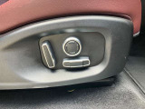 【12way電動調節フロントシート 】クッション前後、クッションチルト、電動リクライニング、4ウェイランバーの調節で最適なポジションで運転をお楽しみいただけます