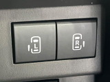 【両側パワースライドドア】スマートキーや運転席のスイッチで後席両側スライドドアの開閉が可能♪電動だから力を入れてドアを開ける必要が無く、小さなお子様でも簡単に開け閉めでき快適です♪