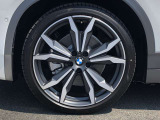 BMW純正20インチホイール。洗練されたデザインで、足元の個性を引き立てます。