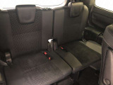 サードシートです。荷物が思ったより多くなった時や、大人数のドライブなど様々なシーンで対応が来ます。片方を畳んで荷物を載せたり、シートアレンジも自由自在。
