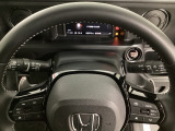 ステアリングの裏側、左右にパドルシフトがついています。右が+、左が-の操作でシフトチェンジを行い、エンジンブレーキなどのマニュアル操作ができます。