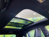 【サンルーフ】開放感たっぷりの希少装備、サンルーフが装着されています!車内に明かりを取り入れたり景色を楽しむ以外にも、車内の空気も簡単に換気できて快適です!