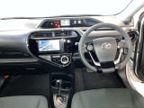 運転席周りのレイアウトをご覧ください。ナビゲーションが綺麗に装着されすっきり収まってますね!