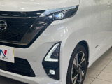 【LEDヘッドライト】悪天候や夜間走行時も良好な視界を確保し安心して運転できる高輝度LEDヘッドライトを装備!点灯速度が早く、消費電力も抑えられています。