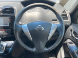インテリアに合わせたデザインのステアリングは、運転される方のことも考え、運転しやすい形状、大きさです。是非一度、実際に触ってお確かめください。