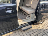 左スライドドア連動の『電動スライドステップ』 車両と地面の中間にちょうどよい段差で乗り降りしやすいです。