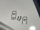 【ブラインドスポットモニター】走行中、ドアミラーの死角になりやすい箇所に後続車が接近するとサイドミラーのレンズに警告を表示!ドライバーに注意喚起をしてくれます。