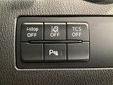 運転席脇のクラスタースイッチ部分にはパーキングセンサー、アイドリングストップOFF、その他走行系スイッチを集中配置しております。