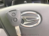 【キーレス】少し離れた場所からでもボタン一つでドアの開錠・施錠ができるのでとっても便利!ドアの鍵穴周りに傷をつけることもありません♪