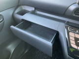 ダッシュボード助手席側上部にインストアッパーボックスがあり、収納に便利です。