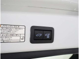 電動式バックドアです。 荷物を持ったままでもボタン一つで自動的に開け閉めできるので便利ですよ。挟み込み防止機能も付いていますのでお子様の手や荷物を挟み込むのを防いでくれますよ