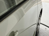 運転席ドアに小さな凹みあります。