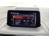ハンドル操作をアシストすることにより車線からの逸脱回避を支援します。
