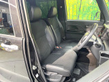 運転席シート廻りは使用感も少なく、良好な状態となっています。前オーナー様が丁寧に使っていたことがよくわかりますね。