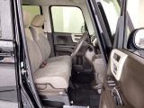 フロントシートはベンチシートです。ベンチシ―トは運転席と助手席の移動もスムーズ。狭い駐車場での乗り降りに便利です。