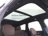 屋根一面まるごととも言える特大サイズのチルトアップ機構付電動パノラマ・ガラス・サンルーフ。晴天時はもちろん、雨天・曇天時にもシェードを開けることで常に開放的な車内空間を実現させてくれます。
