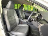 【合皮レザーシート】汚れのふき取りが容易でメンテナンスもが簡単な、機能性に優れる合成皮革を採用した上質なシートです。座り心地もよく、高級感あふれる心地良い車内空間を演出してくれます。