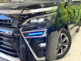 【LEDヘッドライト】悪天候や夜間走行時も良好な視界を確保し安心して運転できる高輝度LEDヘッドライトを装備!点灯速度が早く、消費電力も抑えられています。