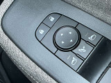電動格納式ドアミラーです。自動格納機能付きで、ドアロックすると閉じてエンジンがかかると開きます。ドアロックの状態もひと目でわかるスグレモノです。
