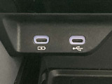 こちらのクルマはUSB接続コネクタも装備されています♪スマホの充電などにお使い下さい。ご旅行中での充電切れも、これなら心配いりませんね!